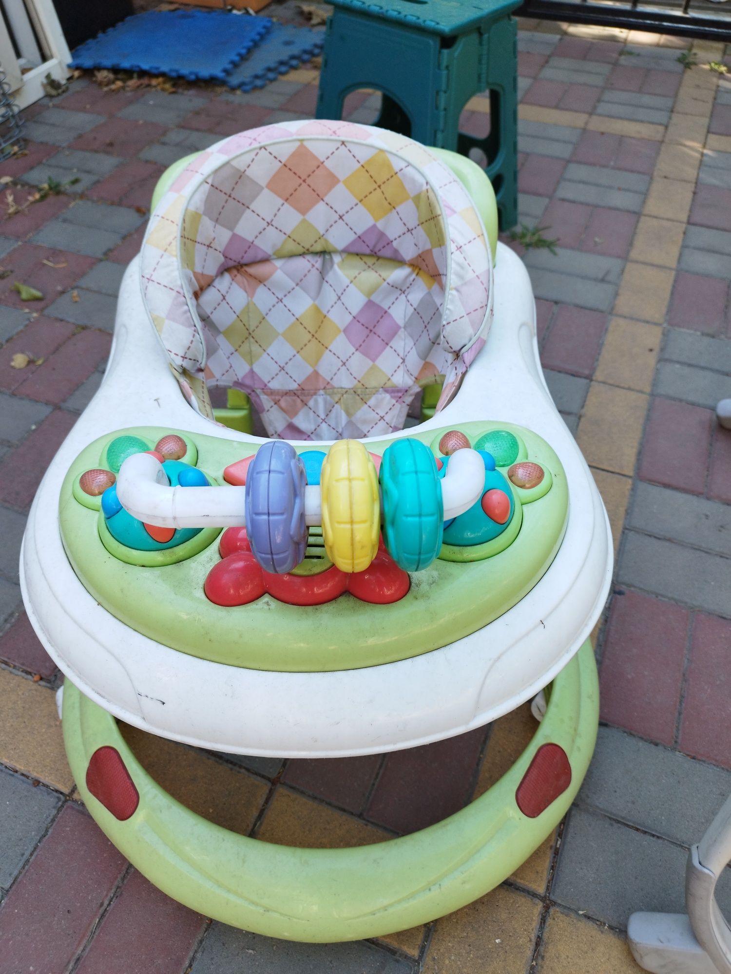 Продам укачивающий центр chicco
