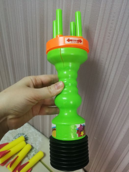 Іграшка помпова, яка стріляє м'якими патронами.