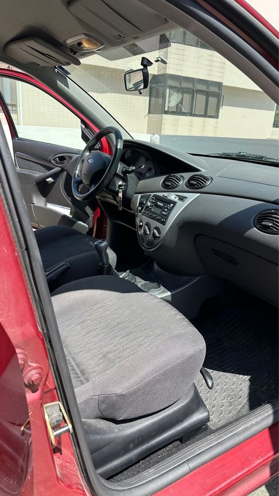 Ford Focus 1.4 Gasolina 5 portas – 2003 – 90.000 km