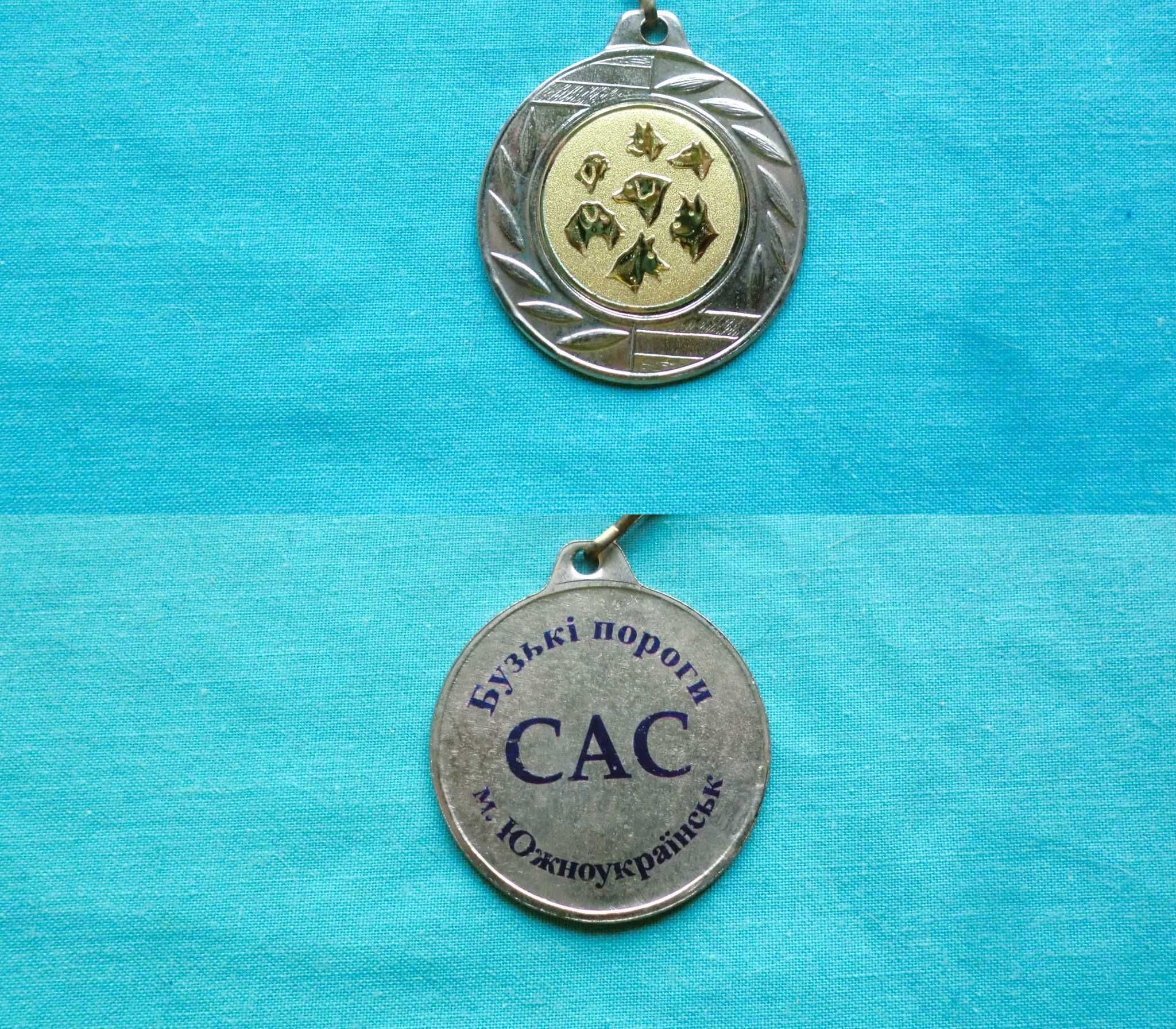 Чемпионский кубок собаки с выставок ККУ и медаль собаки