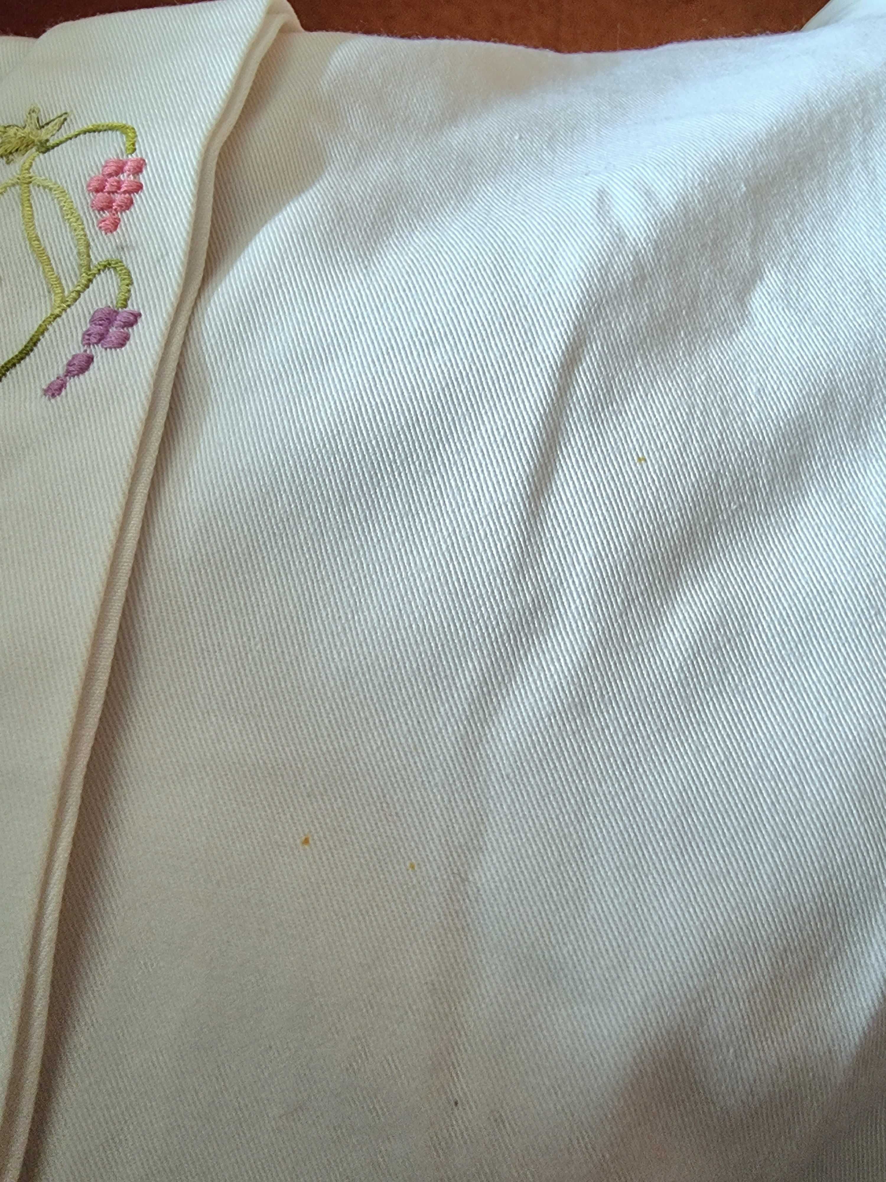 Camisa branca com detalhes de cachos de uvas, 3/4 anos