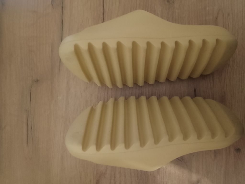 Klapki Yezzy slide