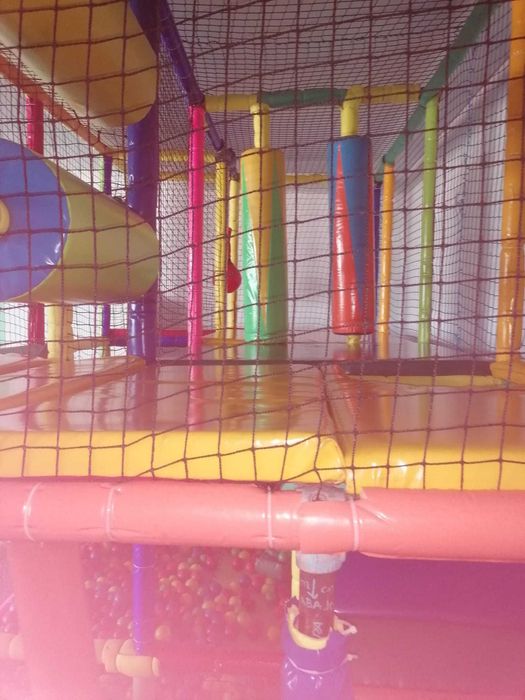 Playground usado com escorrega, rampa, bolas e vários obstáculos