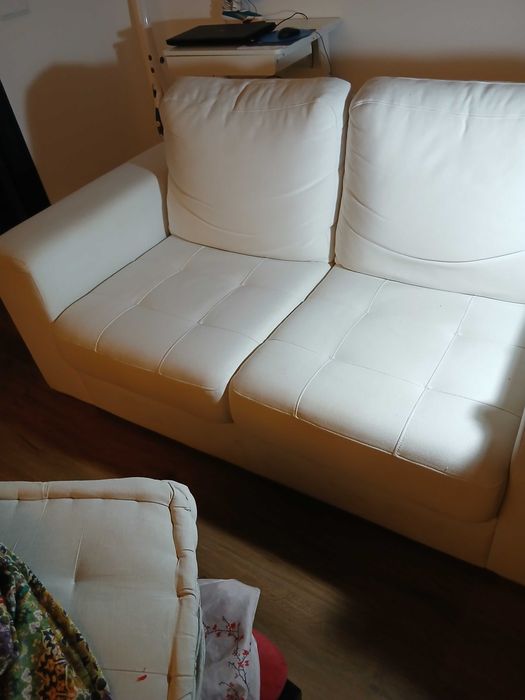 Sofá branco de dois lugares