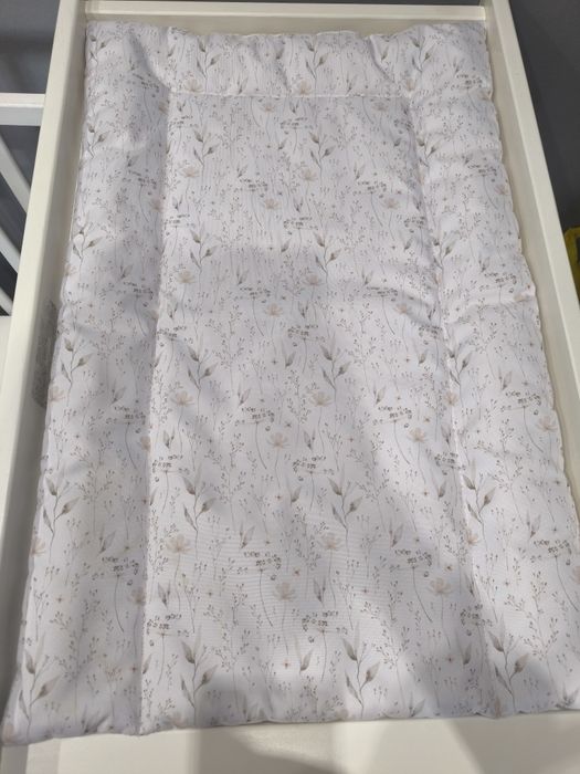 Łóżeczko z materacem, szufladą i przewijakiem