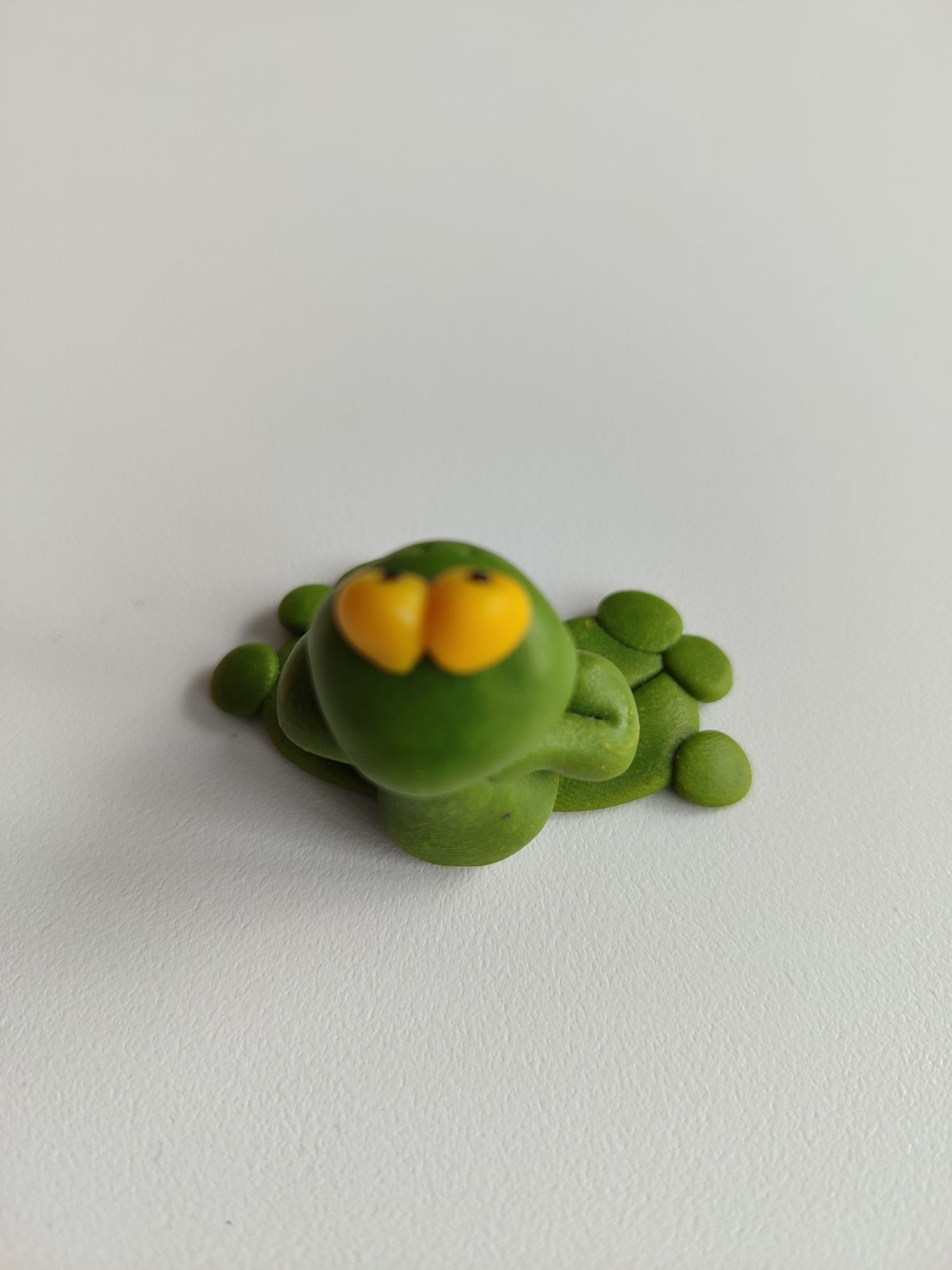 Mała zielona żabka z pieniążkiem, figurka żaby na szczęście