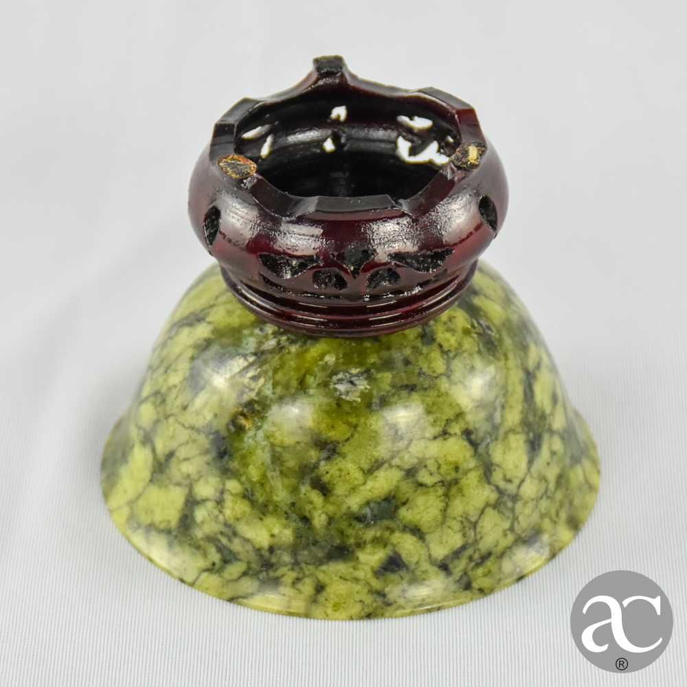 Taça Chinesa em jade verde com base em madeira, início séc. XX