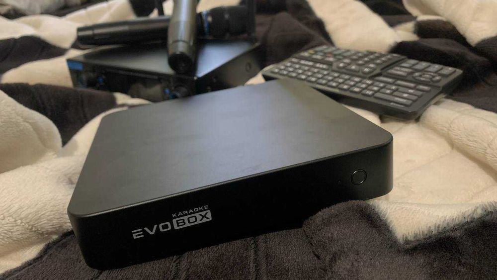 Караоке EVOBOX Plus + мікрофони + кейс — готовий комплект!