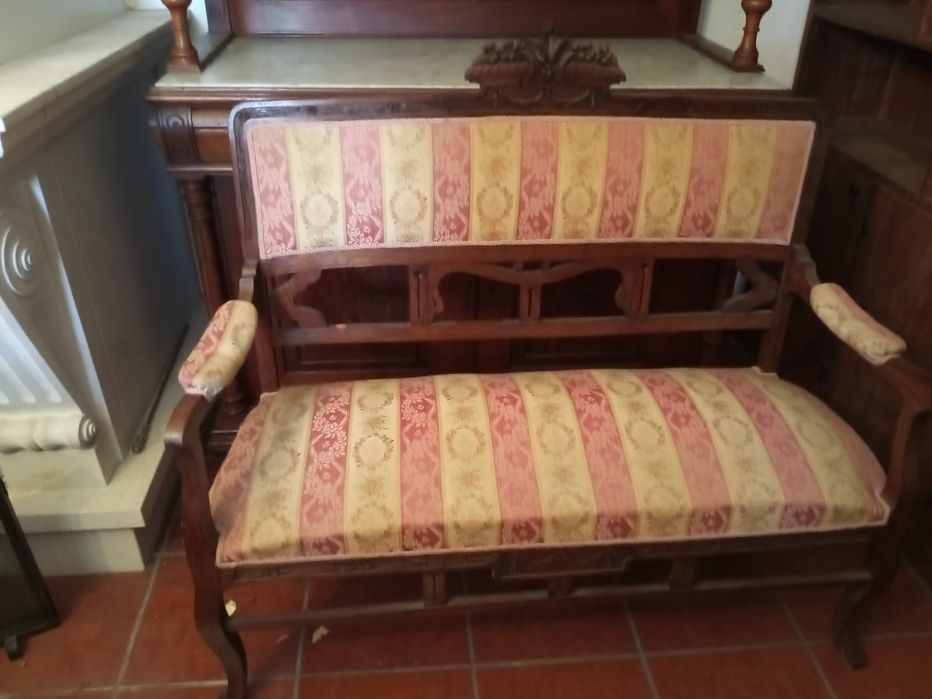 Canapé e duas cadeiras acolchoadas e forradas a tecido