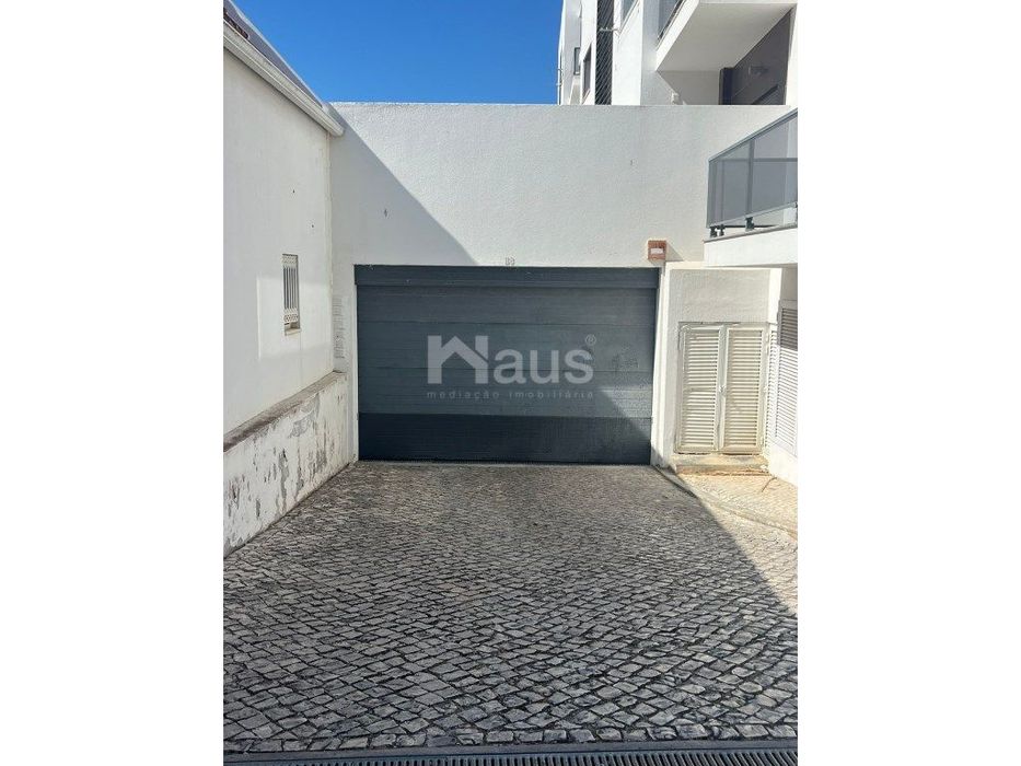 Garagem inserida em cave