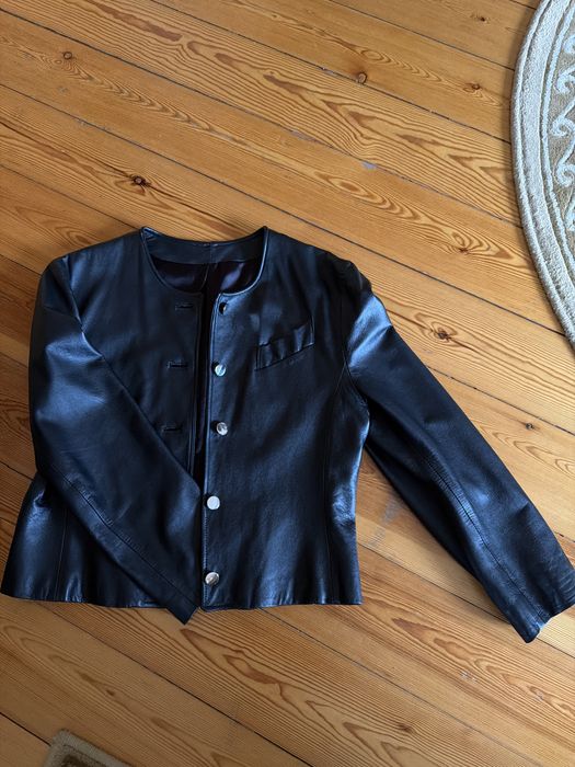 Продаєть укорочений шкіряний піджачок