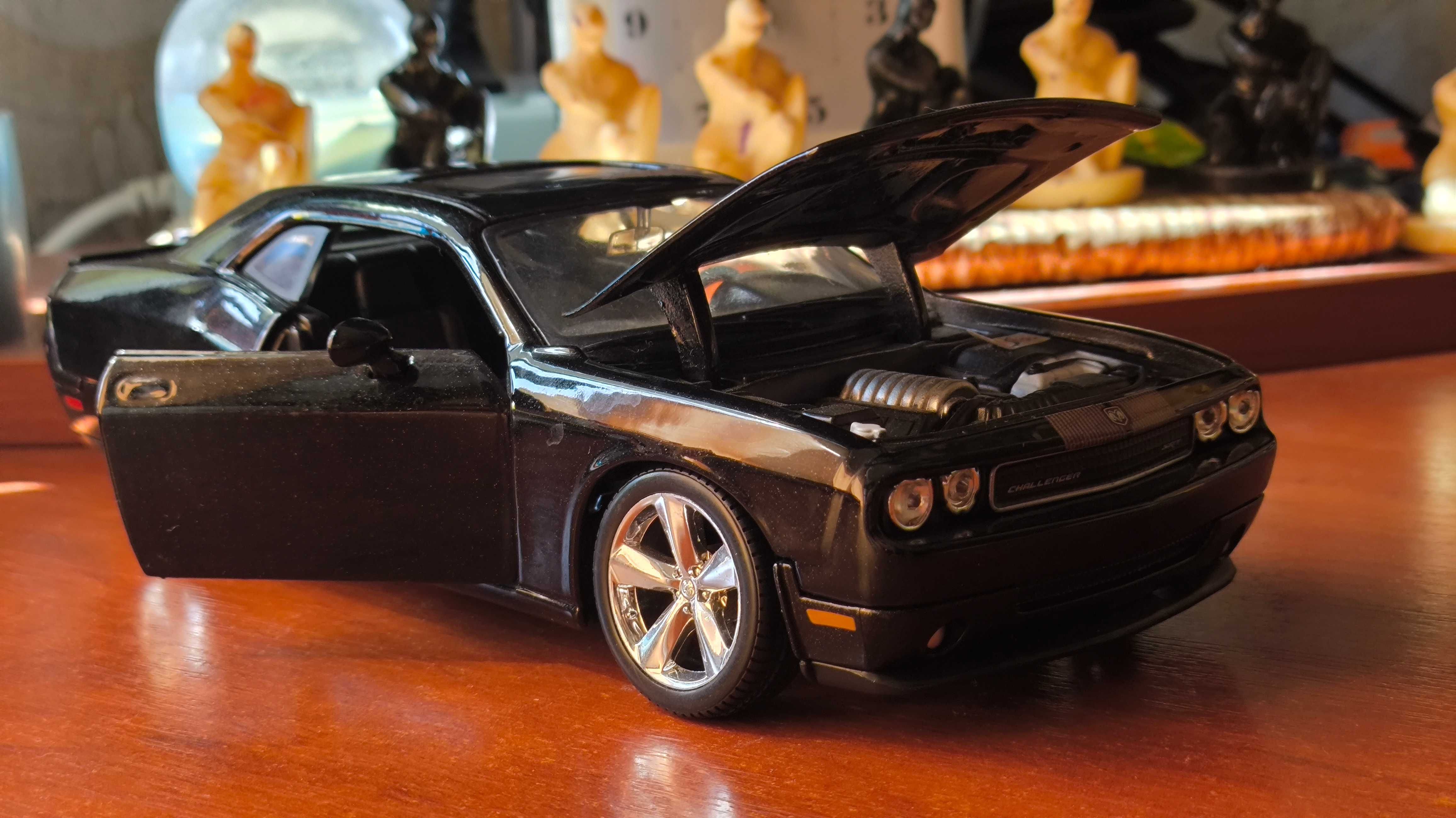 Модель Dodge Challenger SRT8 1/24 Maisto