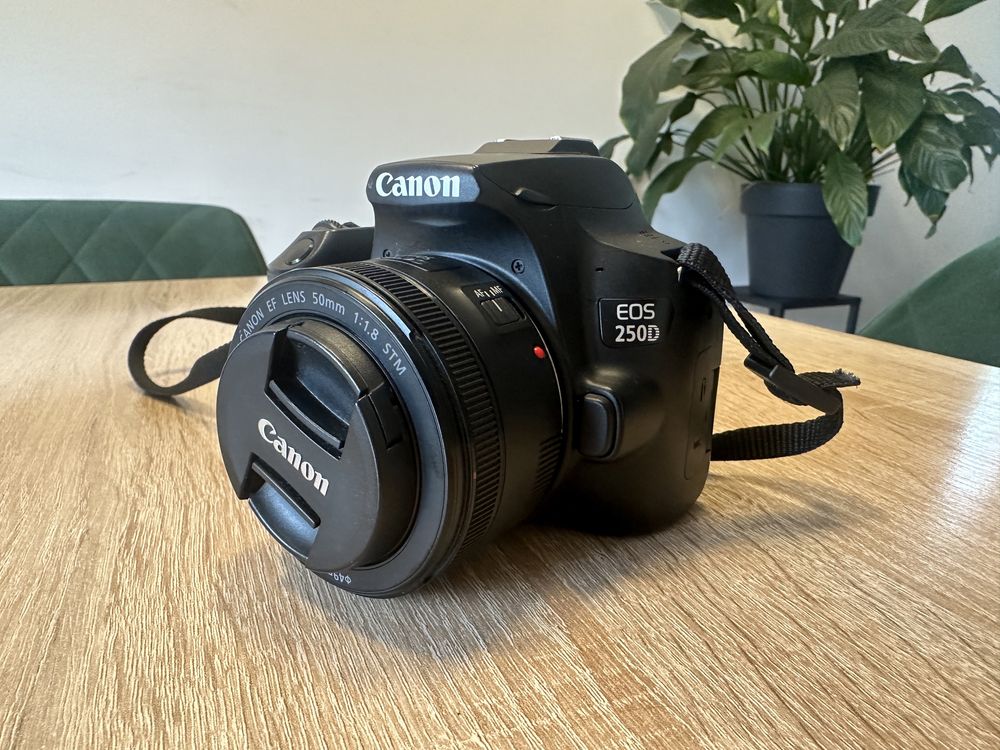 Lustrzanka Canon Eos 250D + obiektyw canon 50mm