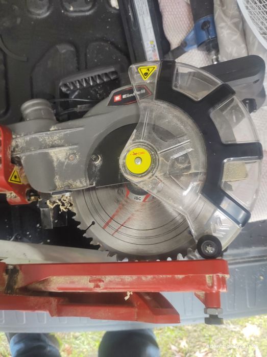 Vendo uma serra circular deslizante e um compressor de ar com grampead