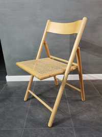 Dwa krzesła drewniane z plecionym siedziskiem składane