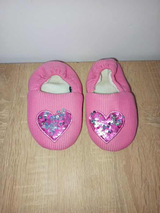 Kapcie wsuwane z ociepleniem Sinsay r. 26/27