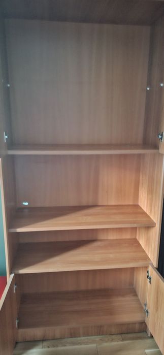 Regał, szafka z zamykanymi dzrwiczkami