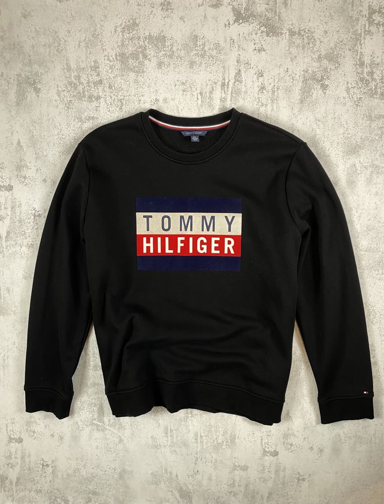 Емблема елегантності: Чорний світшот Tommy Hilfiger