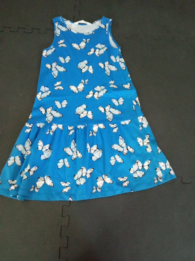 Vestido azul escuro com borboletas branc