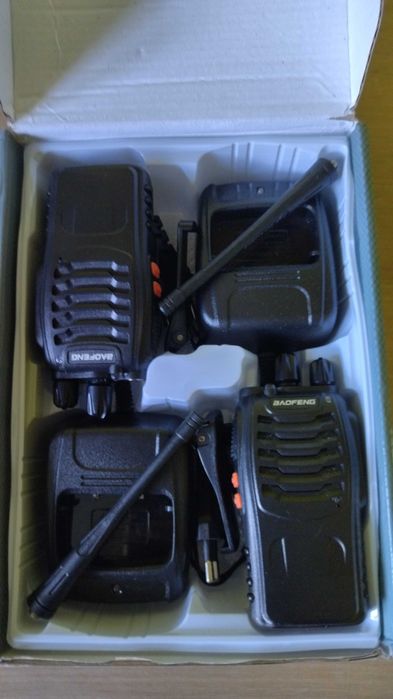 Komplet dwóch krótkofalówek Baofeng BF-888S V2 z dodatkowymi antenami.