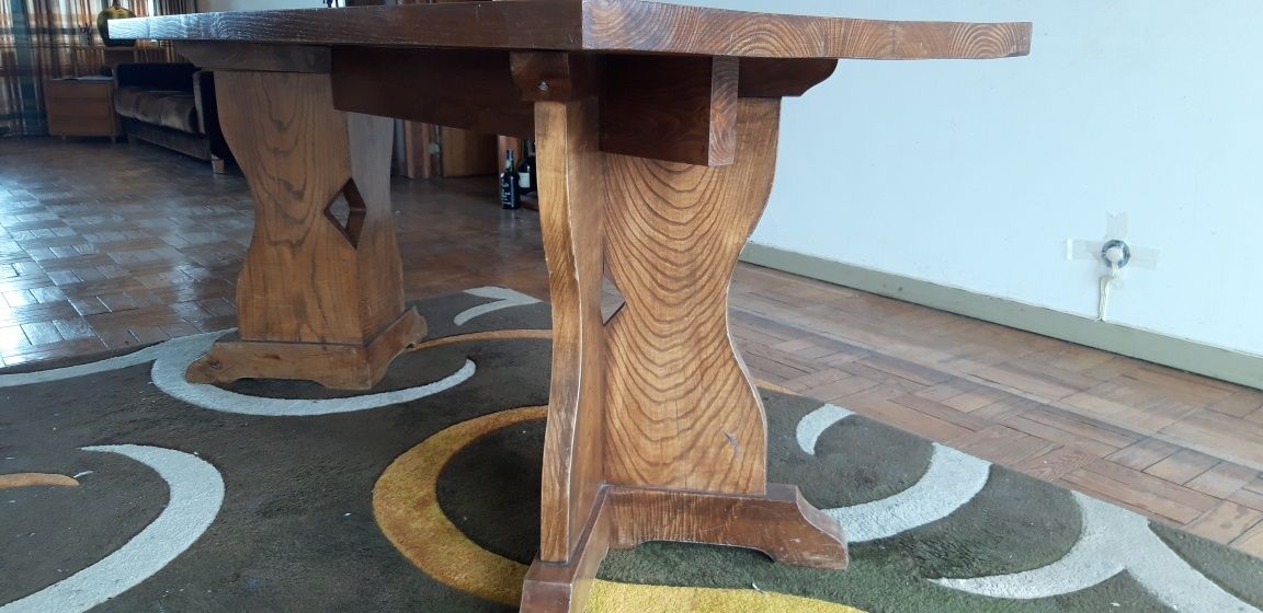Mesa em madeira maciça