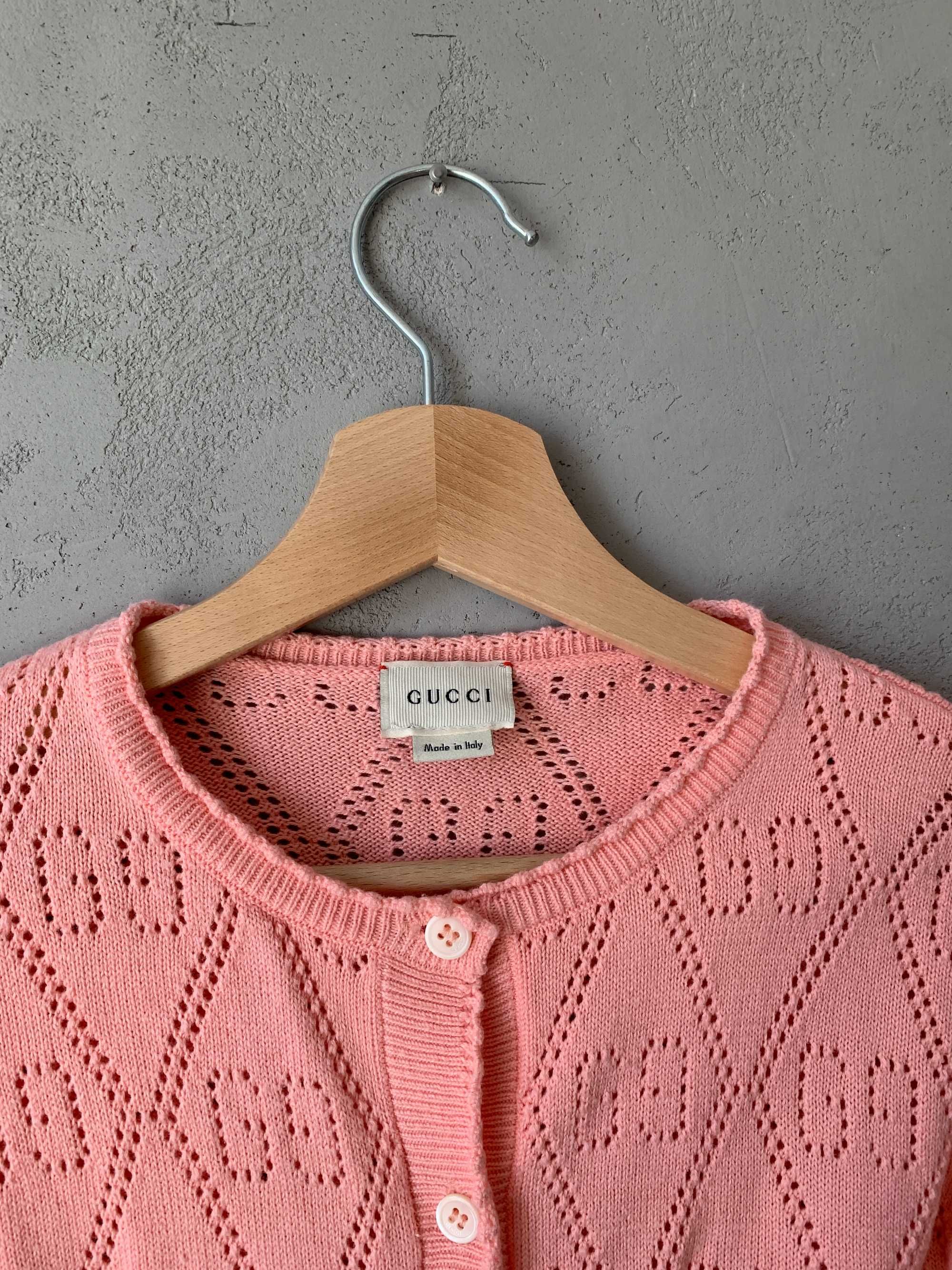 Różowy sweter zapinany na guziki Gucci 128