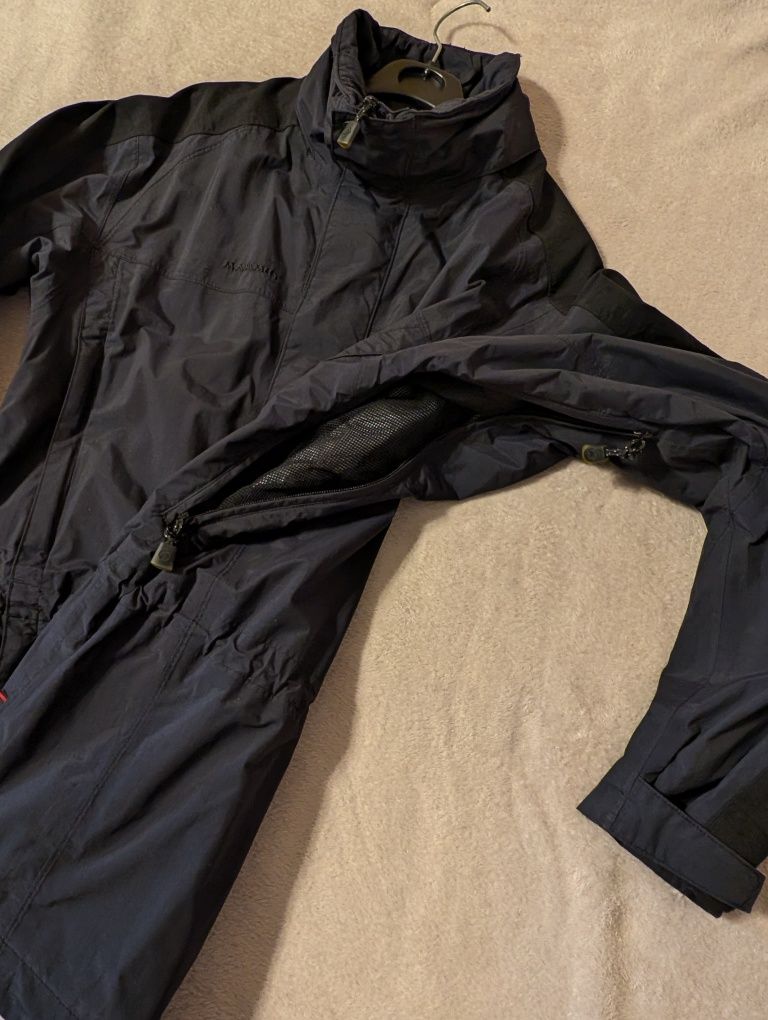 Куртка Mammut Dry tech
M розмір original чудовий стан .