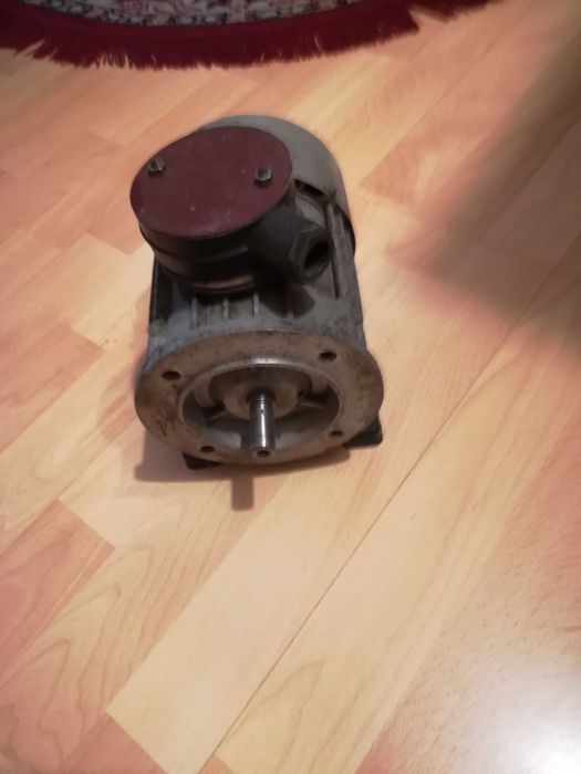 silnik 0,5 KW  220/380  3000 obr/min.