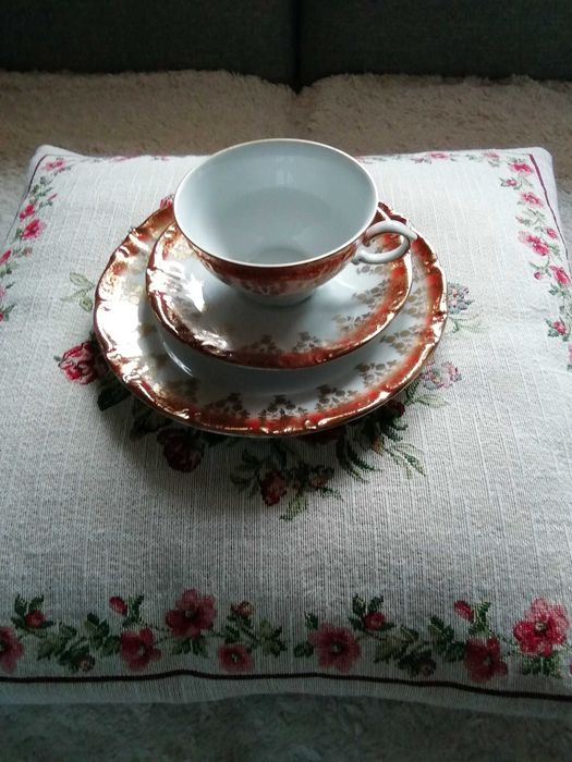 Elegancki komplet porcelanowy filiżanka ze spodkiem i talerz deserowy.