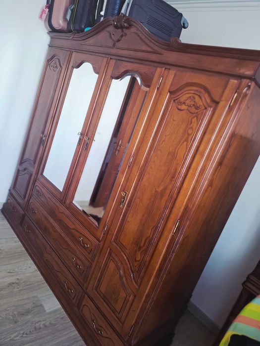 Quarto de casal completo em bom estado