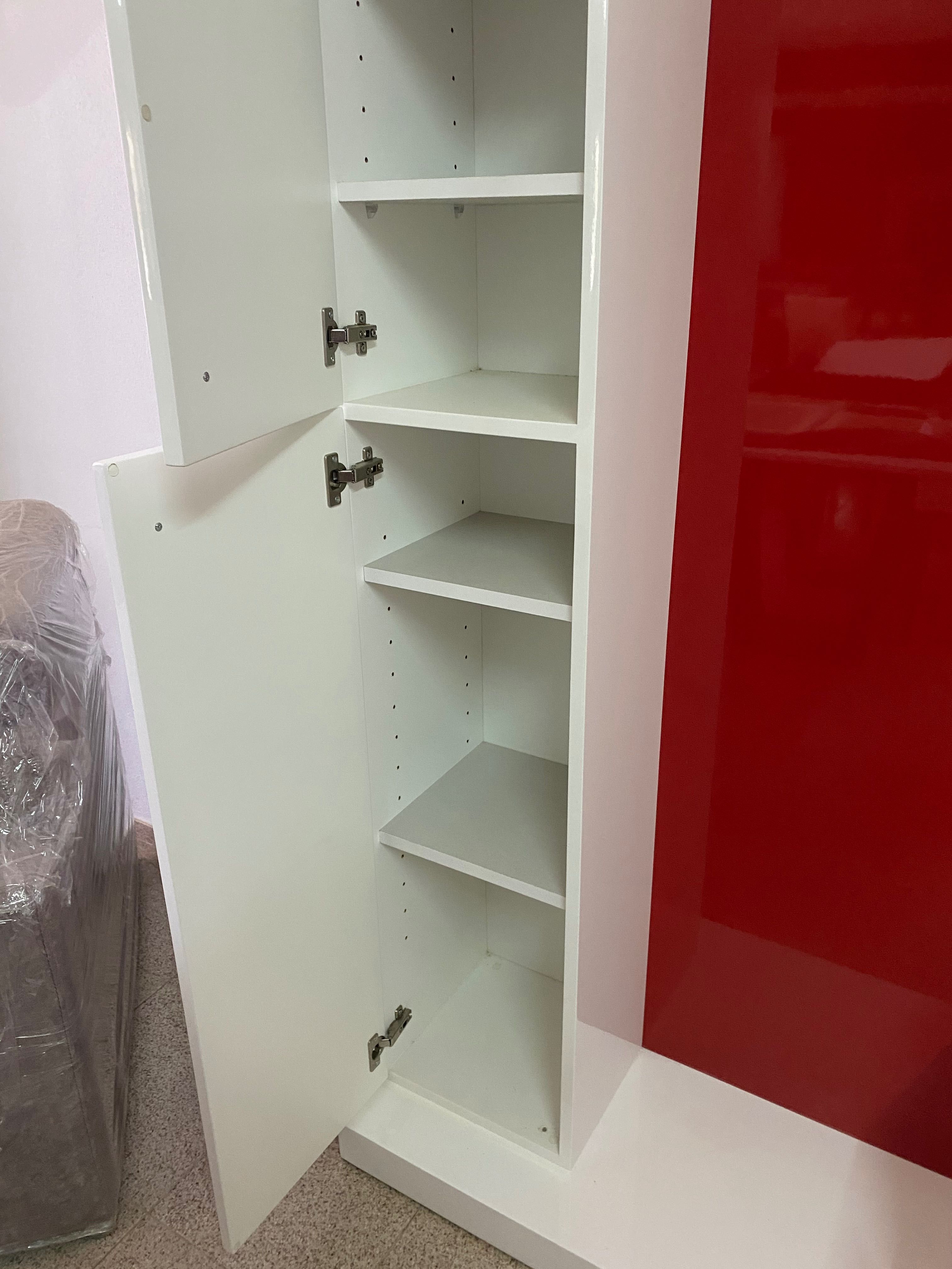 Móvel de arrumação contemporâneo com acabamento branco brilhante