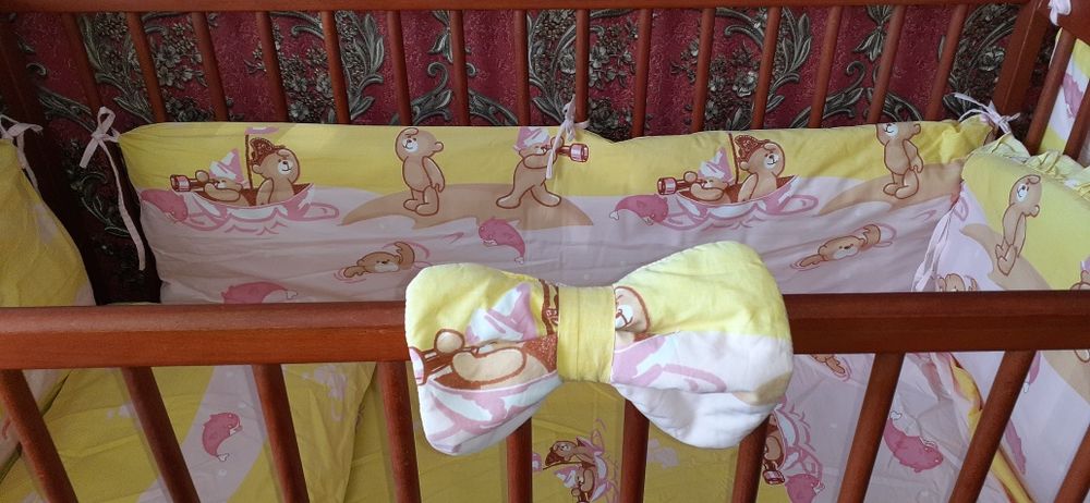 Дітяче дерев'яне ліжко