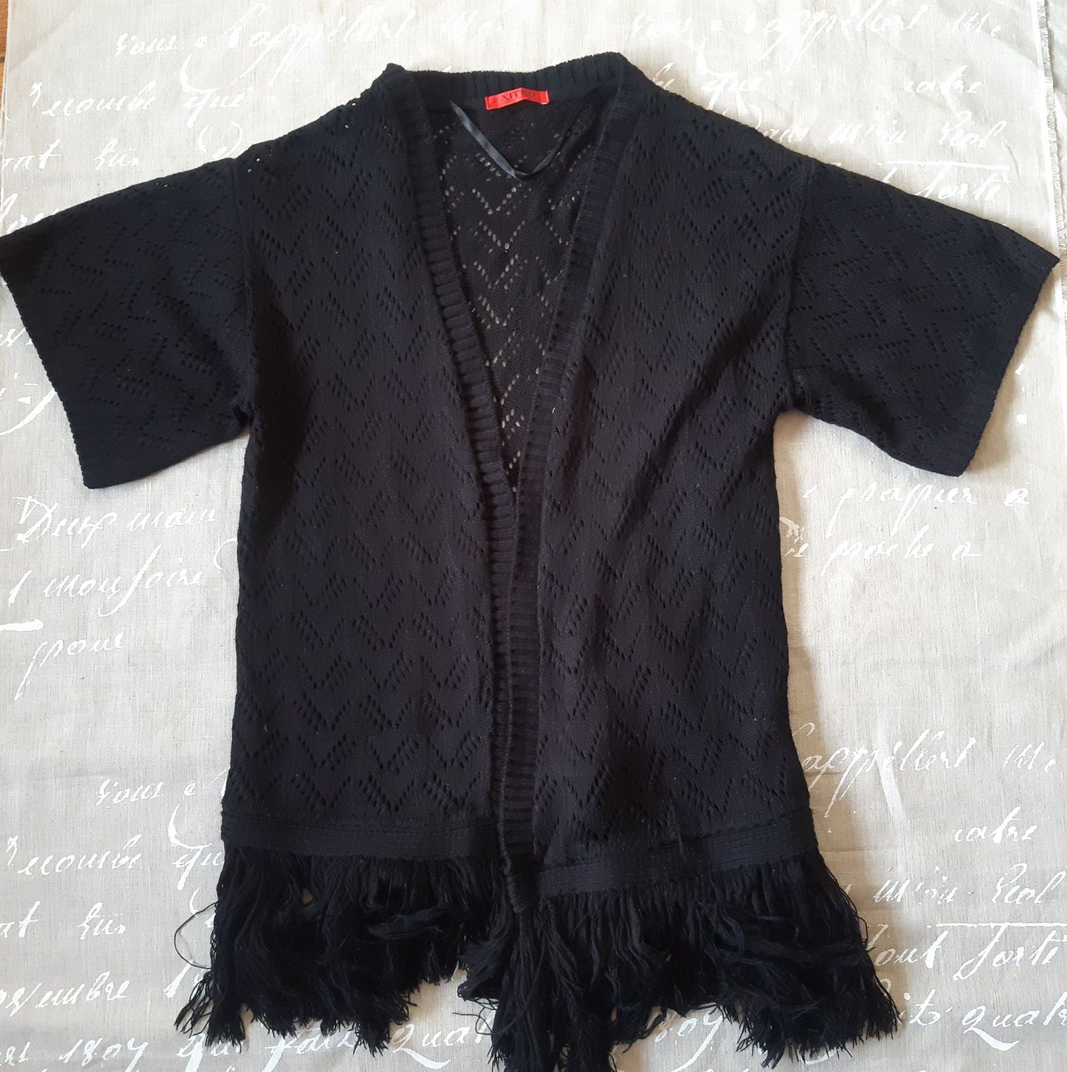 Czarny sweter z fredzlami narzutka kardigan 36/38 S/M vintage