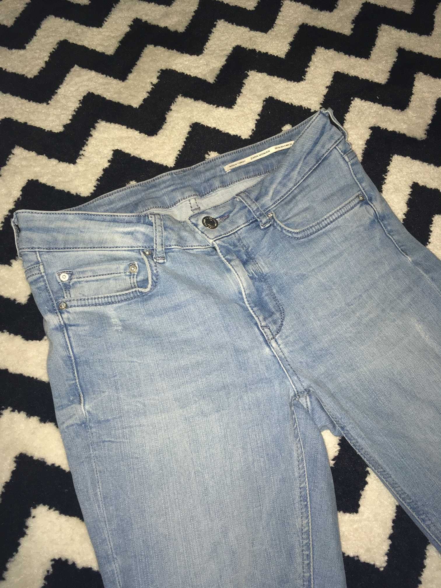 Spodnie rurki jeansy Zara z zamkami niebieskie skinny