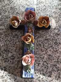 Cruz de ceramica com flores