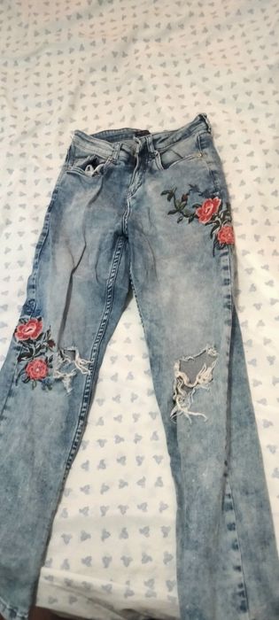 Calças ganga rosas estampadas