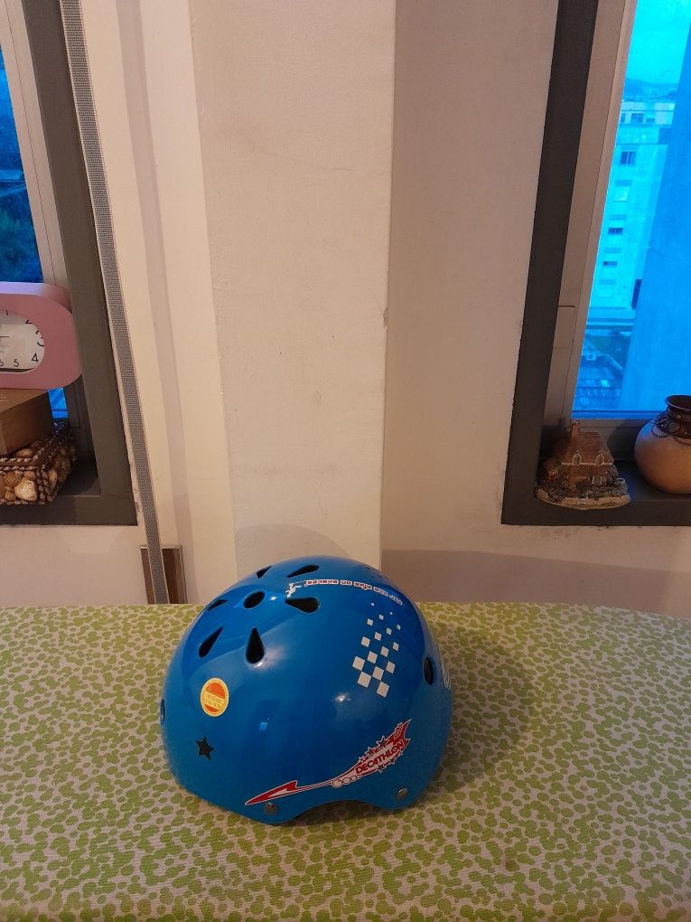 Vendo Capacete DECATHLON para Criança muito bonito como novo