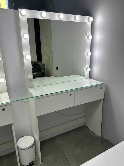 Стіл візажний з підсвіткою, комод