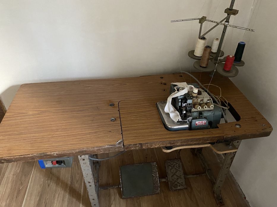 Промисловий оверлок Juki MO816 class df4 зі столом.