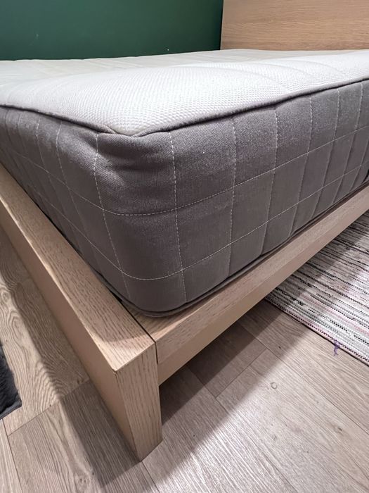 Łóżko: rama z zagłówkiem (180x200), stelaż i materac 160x200