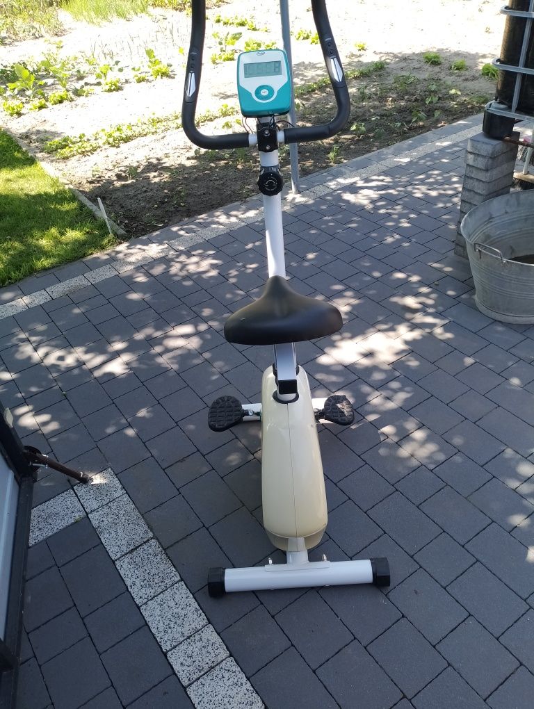 Sprzedam rower stacjonarny magnetyczny bardzo ładny.