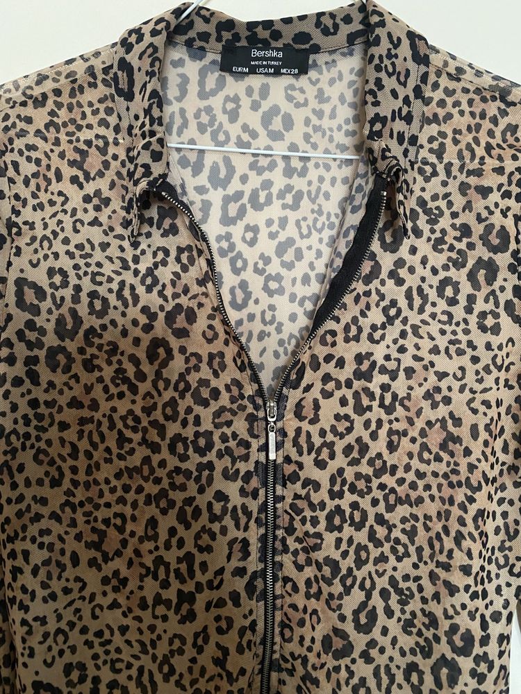 Camisa semi transparente animal print BERSHKA Tam. M