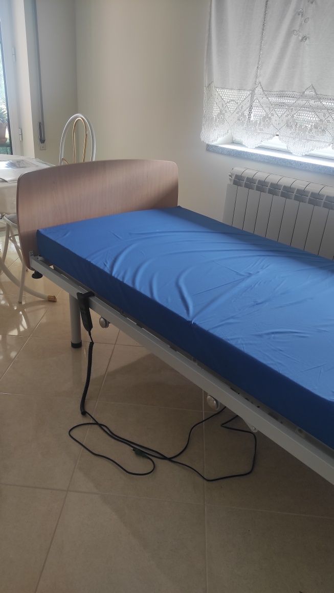 Cama hospitalar tripartida elétrica