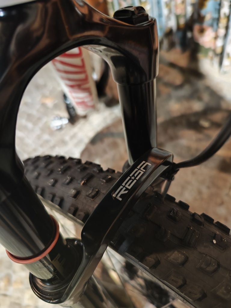 Specialized Epic Comp Carbono
Amortecedor Fox Brain 
Suspensão Rocksho