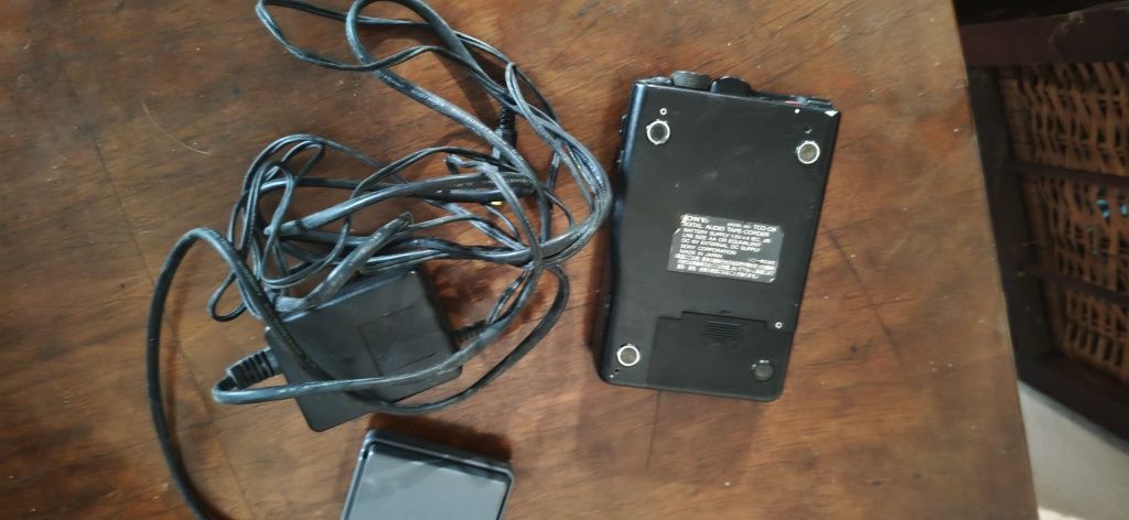 Sony DAT Walkman TCD-D7 – przenośny rejestrator DAT + zasilacz + bater