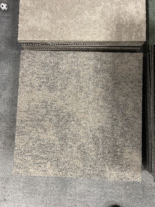 Nowe płytki dywanowe Interface – różne modele, 34,5 m²