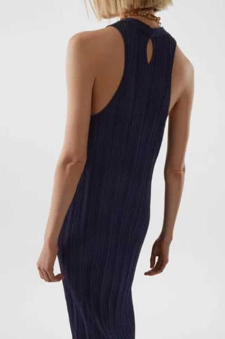 Брендовое платье с плиссировкой и приталенным силуэтом Cos