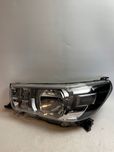 TOYOTA HILUX VIII Lampa lewa zwykła