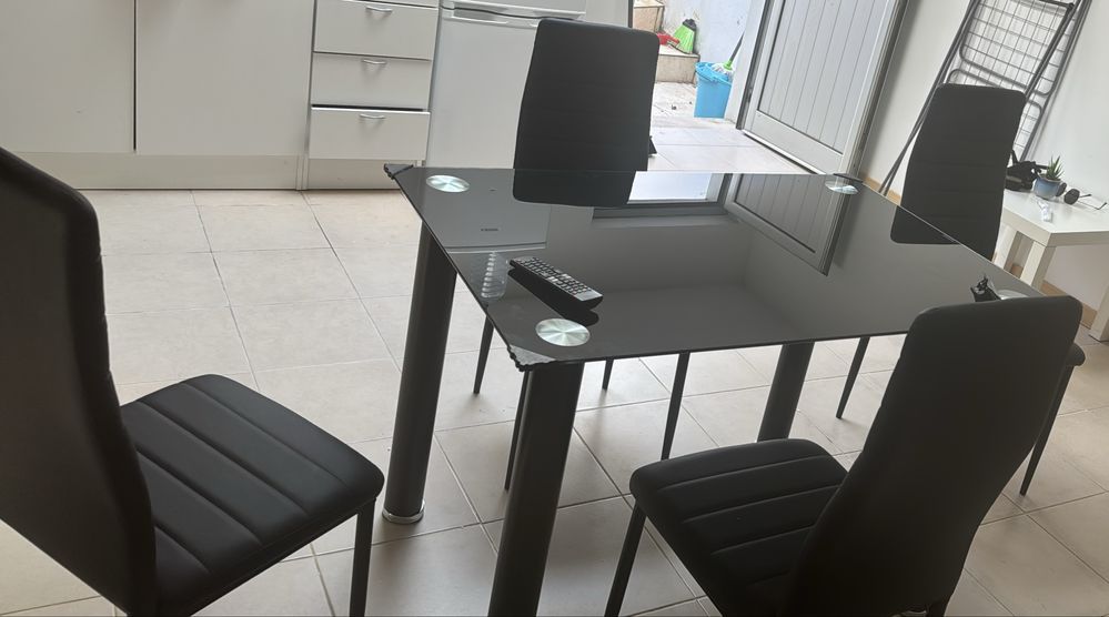 Conjunto de mesa com 4 cadeiras preto, vidro temperado e couro sinteti