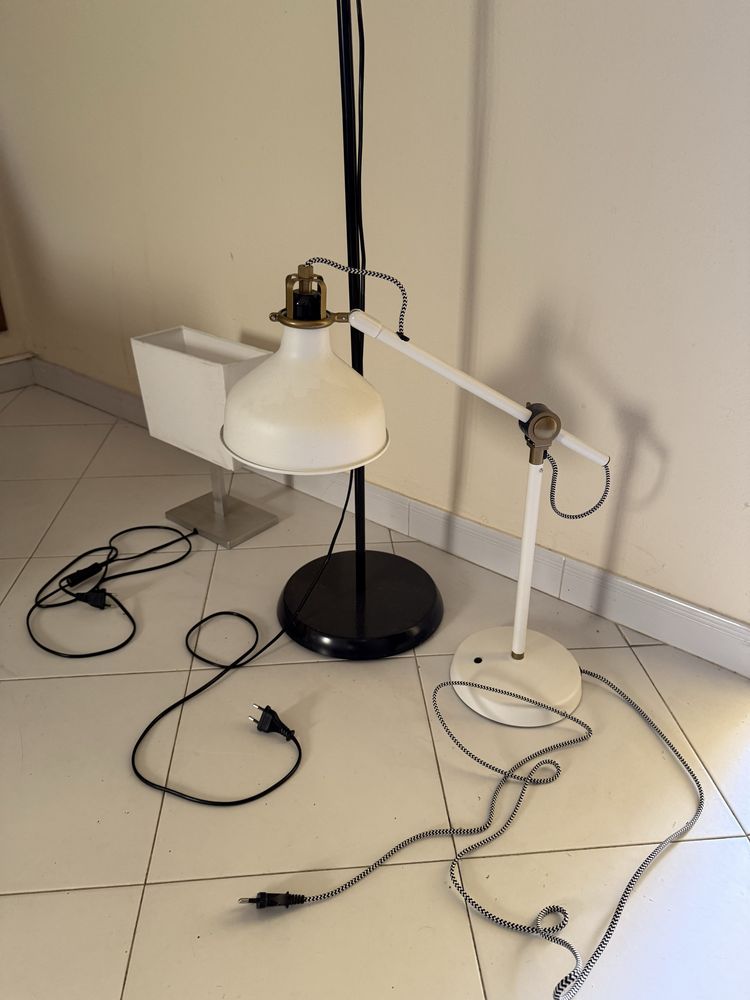 Candeeiros Ikea brancos e pretos